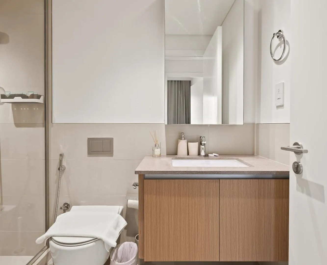 Earthy Elegant 1 Bedroom In Surf 2-Creek Beach Access Dubai Apartment